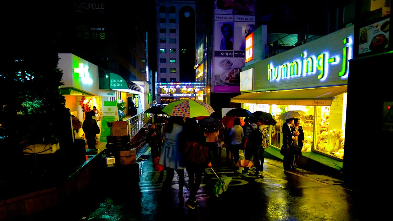 우산, 실내 관광지, 카페, 짧은 이동 동선이 표시된 비 오는 날 여행 이미지